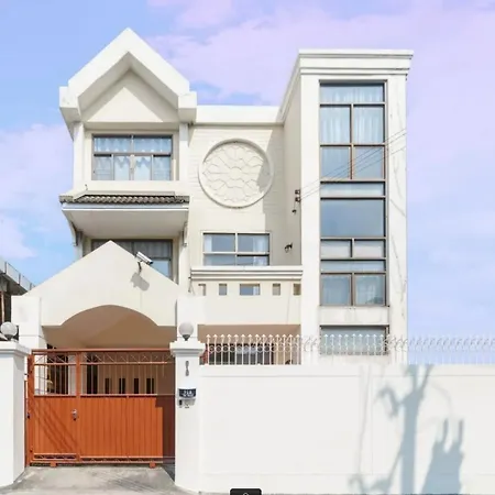 Charming 3-Storey House Near Bts Onnut Station