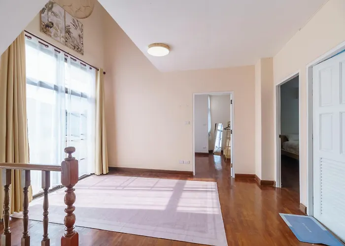 Charming 3-storey House Near Bts Onnut Station Ferienhaus