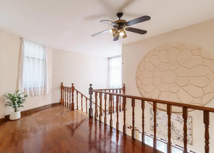 Charming 3-storey House Near Bts Onnut Station