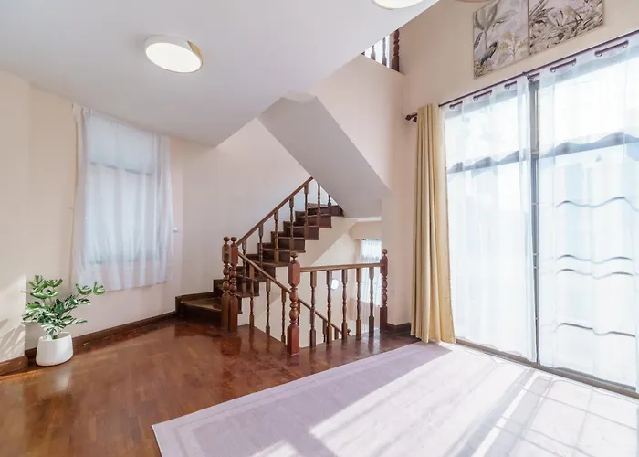 Charming 3-storey House Near Bts Onnut Station *