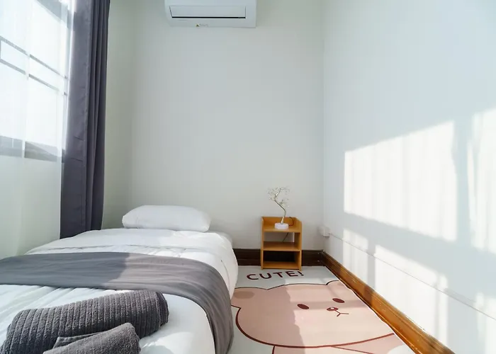 Charming 3-storey House Near Bts Onnut Station Ferienhaus