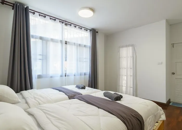 Ferienhaus Charming 3-storey House Near Bts Onnut Station *