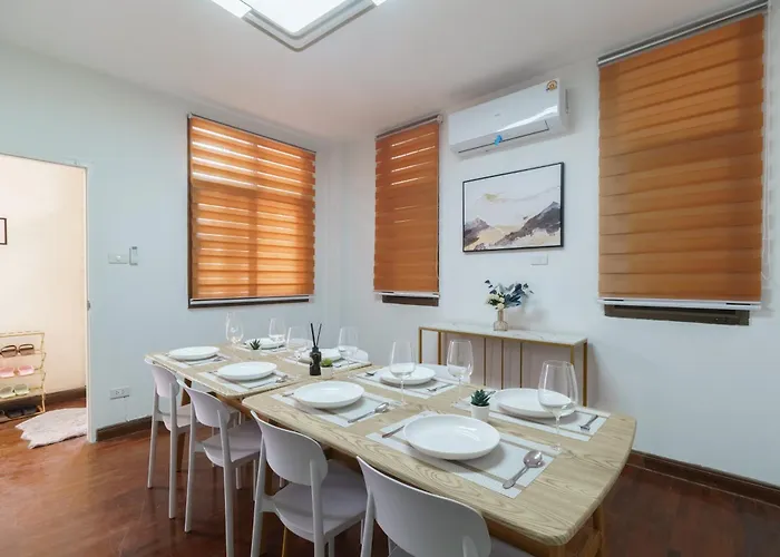 Ferienhaus Charming 3-storey House Near Bts Onnut Station *