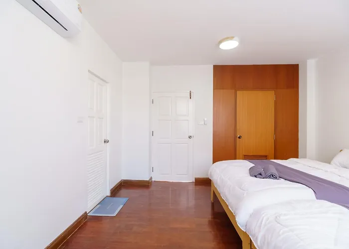 Ferienhaus Charming 3-storey House Near Bts Onnut Station
