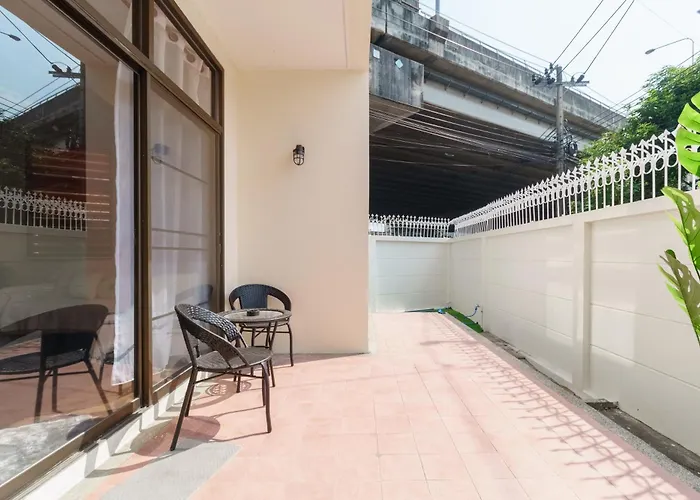 Ferienhaus Charming 3-storey House Near Bts Onnut Station
