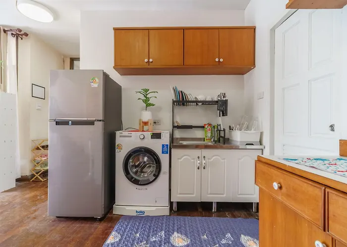 Ferienhaus Charming 3-storey House Near Bts Onnut Station Bangkok