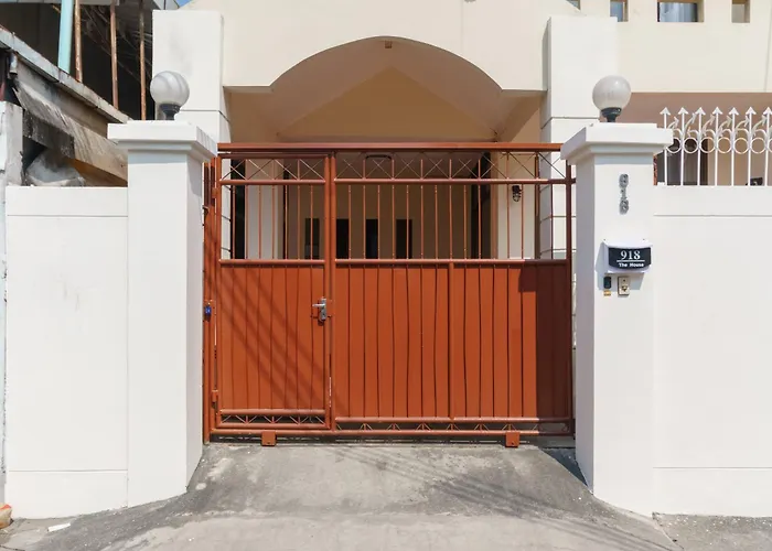Charming 3-storey House Near Bts Onnut Station * Bangkok