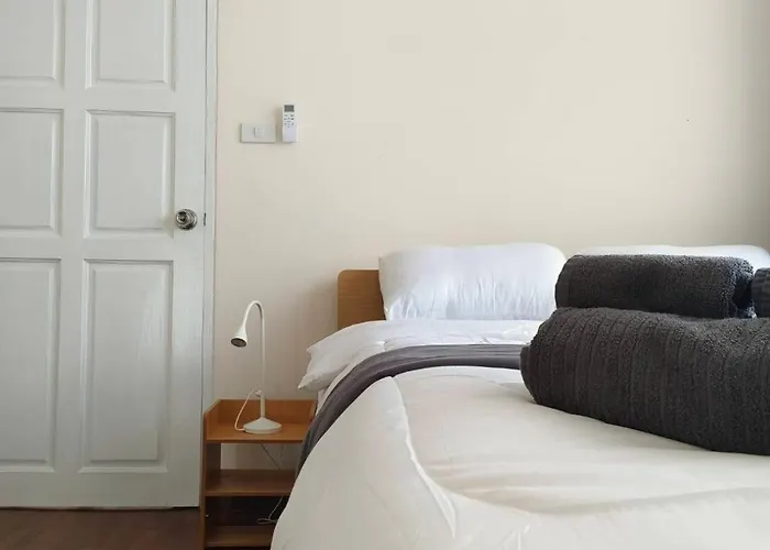 Ferienhaus Charming 3-storey House Near Bts Onnut Station *