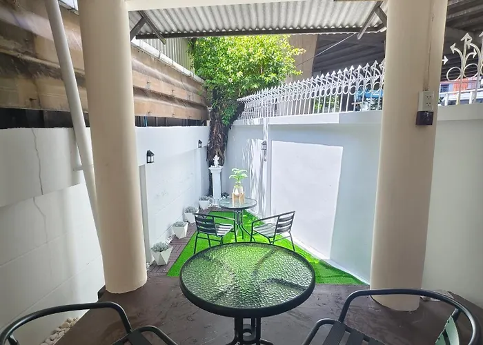 Charming 3-storey House Near Bts Onnut Station